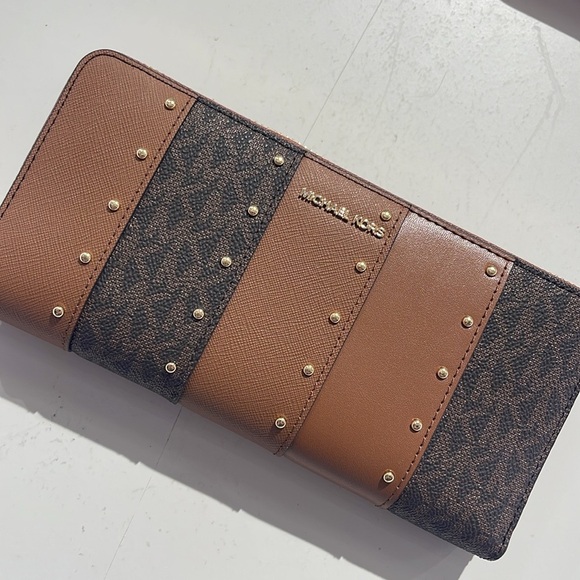 MICHAEL KORS Large Continental Studded Patchwork and Signature Logo Wallet Phone - Picture 1 of 16